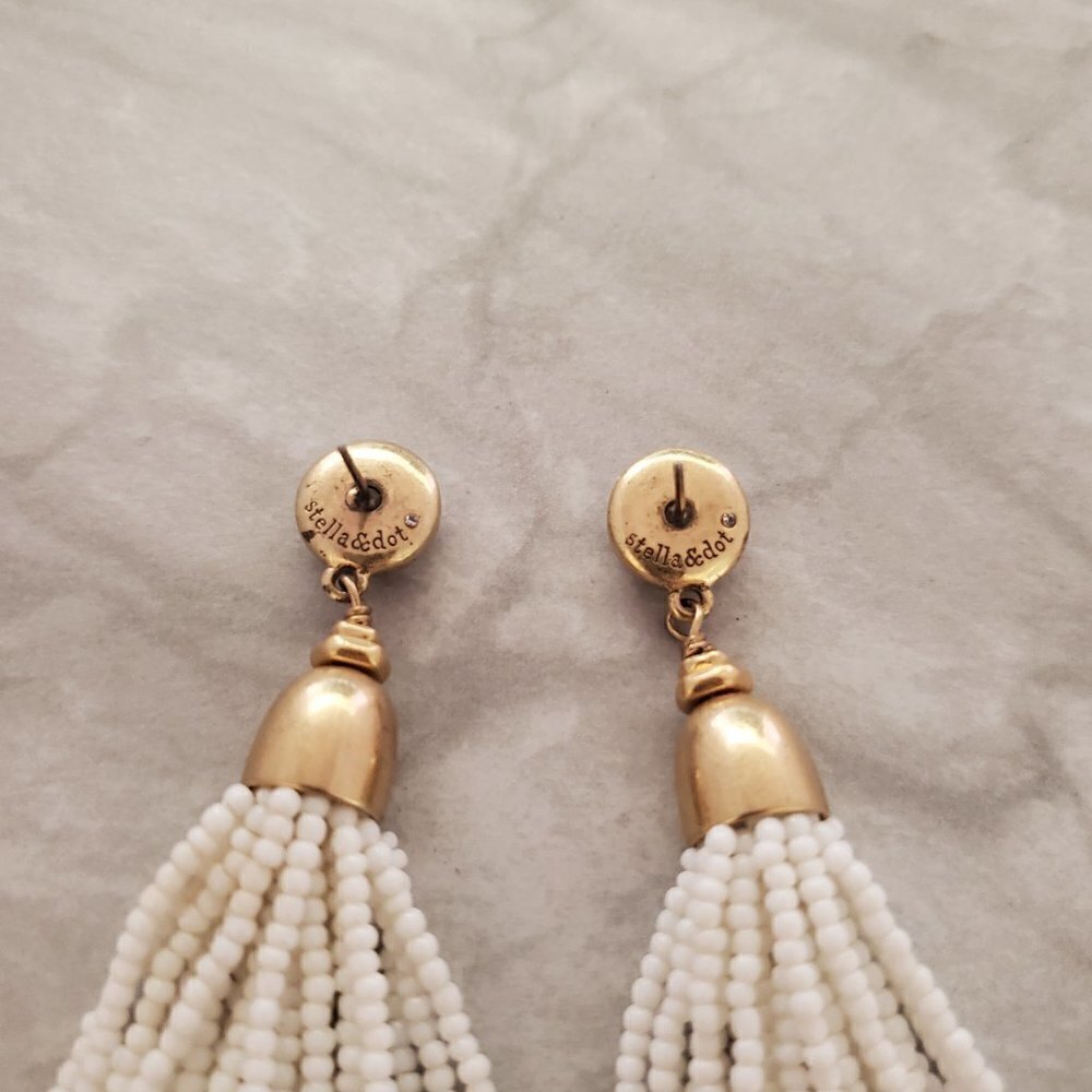 ✨ Stella and Dot White Seed Beaded Beads Marble Boho Tassel Earrings ✨ - Picture 5 of 9